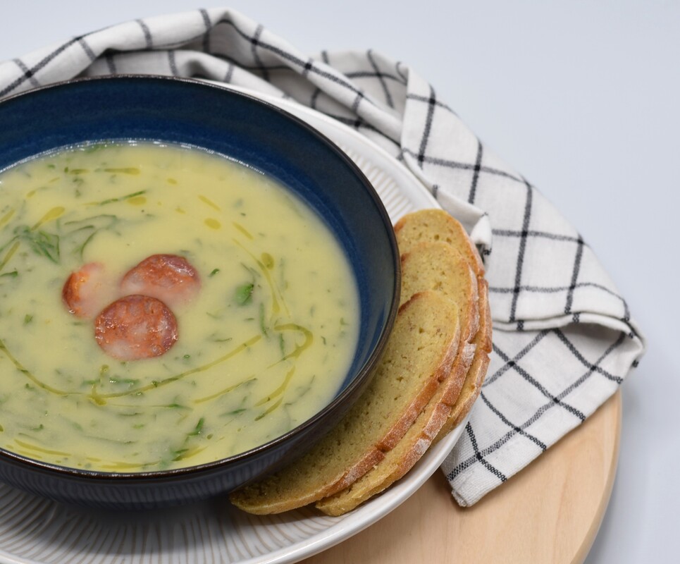 Caldo verde tradicional do Minho servido com chouriço