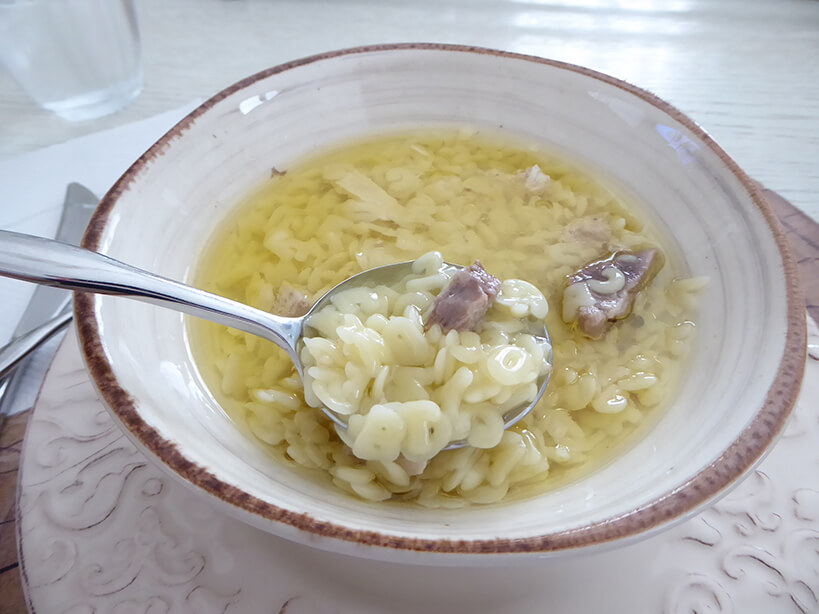 Canja de galinha tradicional portuguesa