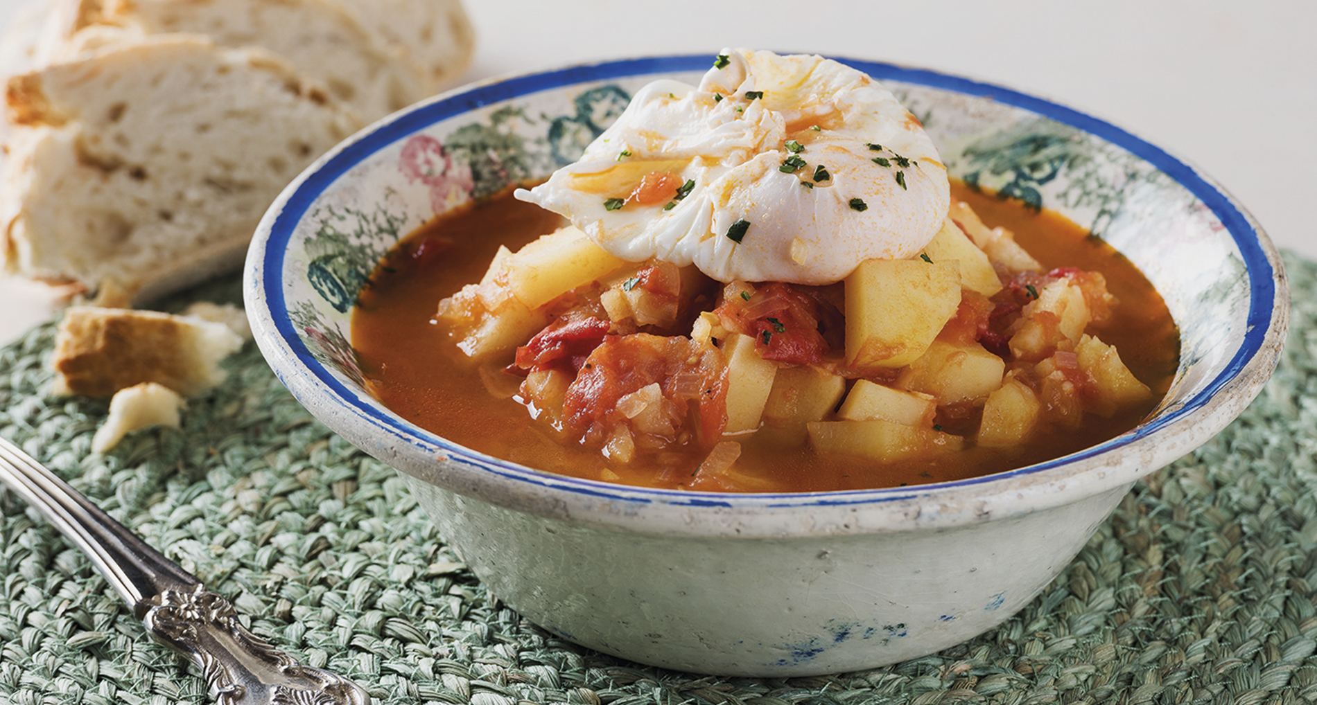 Sopa de tomate do Alentejo com ovo escalfado