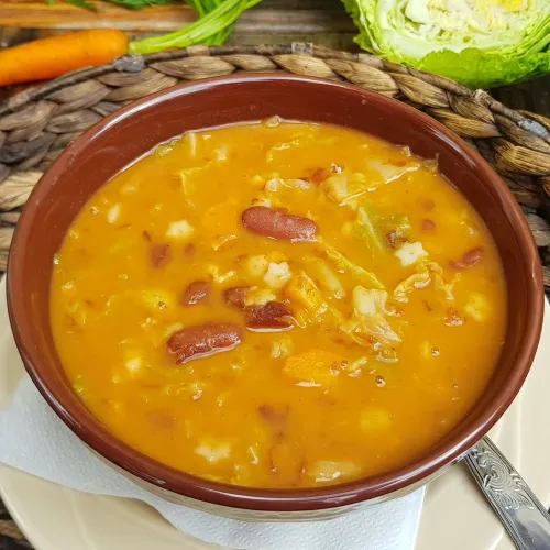 Sopa de feijão com couve do interior português